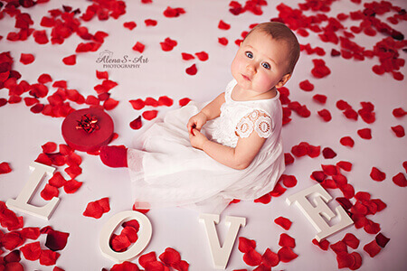 portrait von kleinem mädchen mit rosenblätter