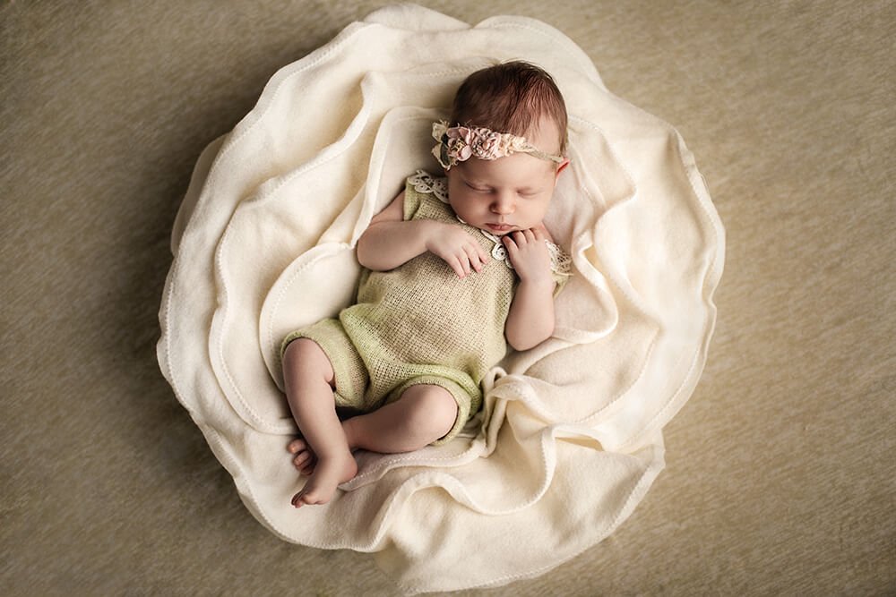 8-neugeborene-babyfotograf-fotostudio-halle-saale